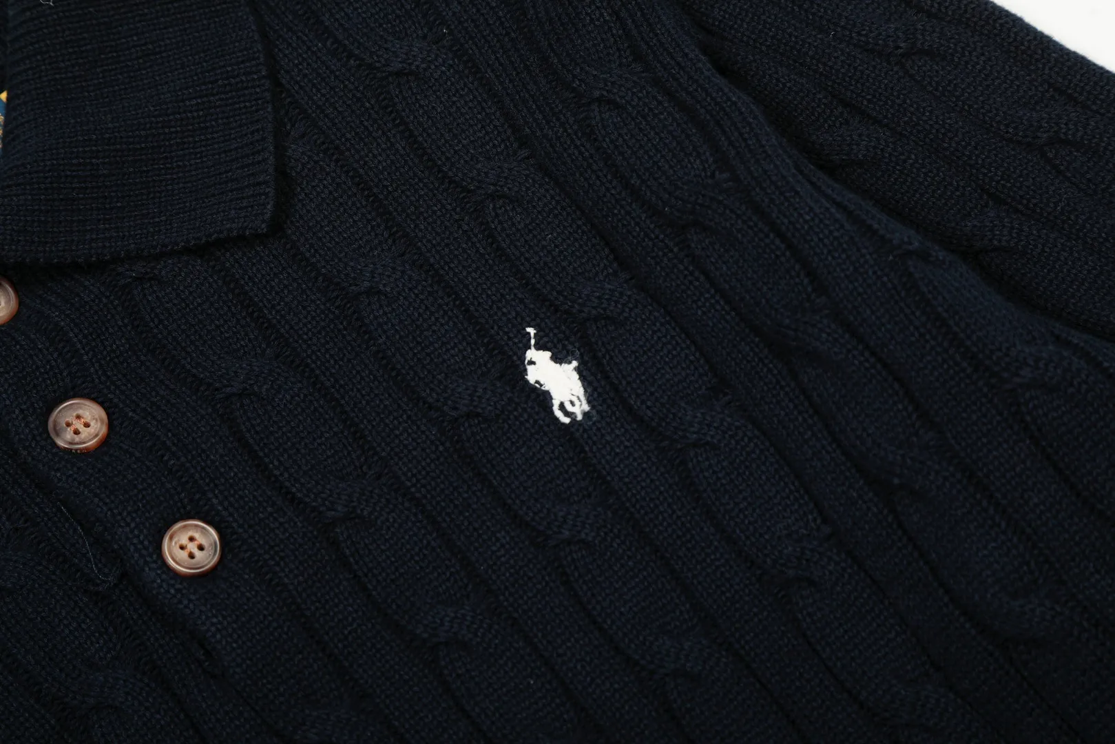 P250 Top quality" Style number: DS862# (not off the shelves all year round) [Ralph Lauren autumn and winter solid color pony embroidery logo knitted POLO lapel sweater] ✅Ralph Lauren Ralph Lauren classic basic lapel POLO same style knitted autumn and winter sweater for men and women ✅Main supplier platform live broadcast Wholesale entity Replenish when out of stock Not off the shelf ✅ZP quality 1:1 version Scan the code to enter the GF website Counter quality ✅Details and quality The only one in Guangzhou Imported high-quality cotton yarn, focusing on high-end, cost-effective, good quality needless to say ✅The version is restored to the original order, the maximum size can be worn up to 190 pounds, loose, comfortable and stress-free ✅The upper body is simple and easy to match, a must-have for men ootd, good-looking clothes are never picky, a must-have recommendation for couples' wardrobes Size: S-XL Color: Black White Gray Khaki Navy Blue White Label Navy Blue Red Label
